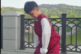 藏袍《格桑拉》完整版来了💃🏻应大家要求给孩子来套藏袍加身送给你们❤️孩子也特别兴奋😁感谢大家的喜欢和支持🙏🏻#格桑拉 #舞台无处不在 #藏族舞 #远离游戏 #人类幼崽成长记 @抖音短视频 @🌞刘福洋🌊 视频封面