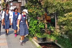 日本街道两旁的小水渠是真的可以养鱼的...#日本 #东京 #保护环境 @抖音短视频视频封面