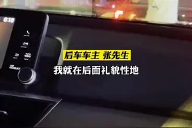 前车绿灯不走，后车鸣笛提醒。不料前车司机做出疯狂举动，后车里的大人孩子吓得不轻！@玉林公安 @广西交警
