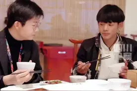 27日，@观观家的东昊 带@理塘丁真 去四川广播电视台食堂吃饭……#丁真吃饭真香