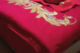 儿子和媳妇出去旅游，新婚没满月不能空床，床上必须放这几样，大家说我放的东西对不对？你们那里的风俗是什么？