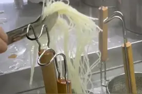 螺蛳粉到底怎么读？！来跟我喊：luǒ xī fèn 😬😬😬#柳州螺蛳粉文化体验游首发仪式  #柳州视频封面