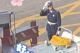 窗外的风景#消防员 #蓝朋友 #路人视角 视频封面