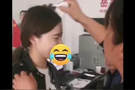 关于去换身份证，顺便用墨水染了个头……………😂😂😂视频封面