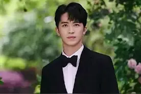 原来许魏洲是专门挑今天这个“好日子”官宣的，果然能打败cp粉的只有正主本身。#许魏洲去年就拍婚纱照了 