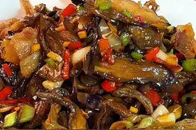 一起晒茄子干，不要烂废夏天火热的太阳🌞#洪湖妹子分享家乡味道 #美味下饭菜视频封面