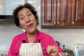 阿姨用巨型大波龙，做波龙2吃。那么大的钳子，一口下去，实在太满足啦！#抖音美食创作人 #美食 #龙虾 
