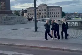 瑞典的精神小妹长啥样😂瑞典年轻女孩子中最流行的打扮：金色披肩发➕一身黑，走在街上真是一条亮丽的风景线😂#抖音看世界 #旅行官推荐 #旅行推荐官 #海外生活 #说走就走旅行 #治愈 #带你看世界 #国外生活 #街景随拍 #疫情早点结束 #瑞典 #上热门视频封面