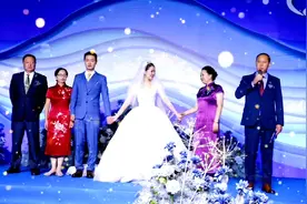 婚礼仪式上女儿看到妈妈在一旁落泪，牵起了妈妈的手安慰着视频封面