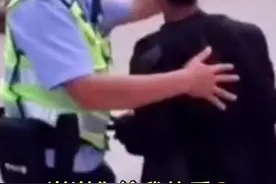 #搞笑 #沙雕 人喝醉了真是啥都干得出来😂 交警护送醉汉过马路醉汉给交警唱歌🎤“谢谢你给我的爱”视频封面
