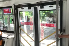 27路公交车开关门。视频封面