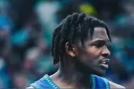 不愧是练习橄榄球出身！爱德华兹这上身力量也太强壮了吧！休赛期增加了身体对抗间的三分投篮训练，看来他这次是要认真爱上篮球了😱#爱德华兹 #热门nba视频封面