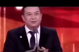 总有人说#张嘉译：走路驼背其实他那是强直性脊椎炎，二叔一直带着病坚持拍戏🙏🏻