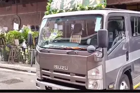 3月8日中午12点，演员#吴孟达 出殡。妻子侯珊燕走路踉跄，小儿子吴韦仑手捧遗像。演艺人员均未参加出殡仪式视频封面