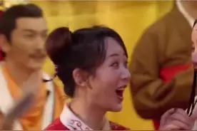 #六小龄童仔细确认面具是否开了  #杨紫发长文致敬六小龄童 老艺术家，舞台上必须讲究，而不是将就视频封面