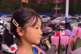 傍晚小女孩独自在街上卖花，两男生想帮助她把花全部买下被拒绝视频封面