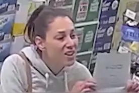 澳大利亚女子不戴口罩购物，自称有“豁免证明”不用戴口罩#迷惑行为 视频封面