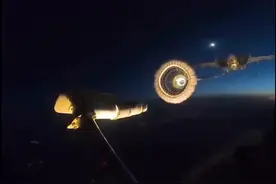 重大突破！歼15舰载机首次完成夜间空中加油！视频封面