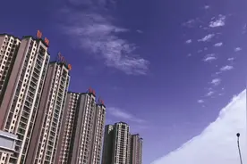 泸州上空！天象奇观！一半蓝天一半白云！一点多余的云也没有