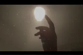 “看新闻了吗？一位男孩子，正在打篮球比赛，得知妈妈用手机删了他女朋友，他离开比赛把妈妈告上了法庭”#爱人错过视频封面
