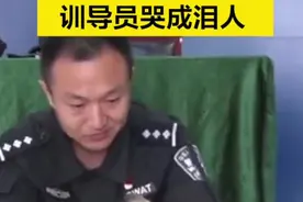 【#功勋犬被领养训导员哭成泪人 】近日，河北沧州公安局特警支队的退役功勋犬白龙和玛莉，找到了各自的领养家庭。跟新主人走到门口的白龙，猛然回头挣脱牵引绳，跑向了训导员；听到“去吧”指令的玛莉，仍趴在训导员脚边久久不愿离开……#这一次警犬没有听训导员的话 视频封面