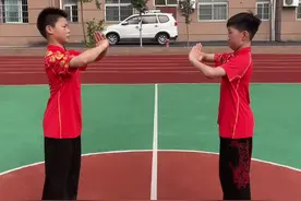 凌空转体一百八，双腿挟颈夺命夹，校园武术课上小学生展示传说中的夺命剪刀腿#小学生展示夺命剪刀腿视频封面