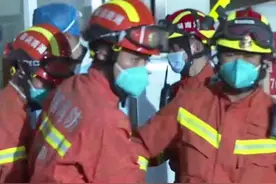 想大口大口喝矿泉水的女孩获救！ #共守美好家园 #为奋斗的你点赞 #我们正青春 #青春有我火焰蓝 视频封面