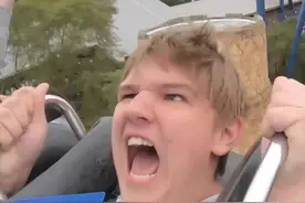 外国小伙首次坐过山车被吓傻了  千万不要憋笑 容易出内伤！#搞笑视频  #看一遍笑一遍 #专治不开心 视频封面