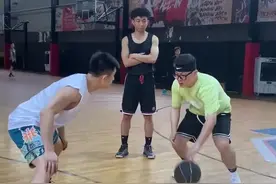 想要高效过人？运球一定得结合脚步移动！别说@别赖了马师傅！ 学得还挺快的视频封面