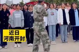 #女生 #军训 主动#表演 才艺，成功让教官慌了。网友：教官是不是玩不起！  来源:十堰晚报视频封面