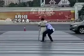 8月9日，辽宁大连一女生拄拐过马路，执勤交警看到后一把抱起，#这样的公主抱谁不想要？视频封面