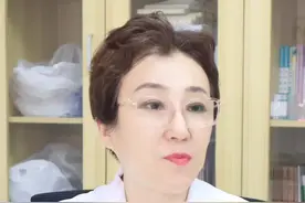 很多人脖子上长圆圆的小肉球，摸起来软软的，这个医学上叫#软纤维瘤 ！#皮赘 #脖子视频封面