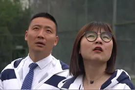 乐一乐，疯人院趣事之踢足球，保安离被逼疯不远了#搞笑 #疯人院 #看一遍笑一遍视频封面