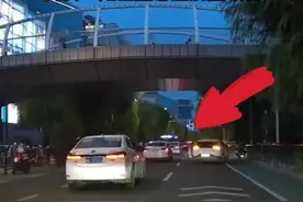 女司机开着开着突然掉下车，网友：她甚至想上后座歇会#生活全报道 #真实事件 #万万没想到视频封面