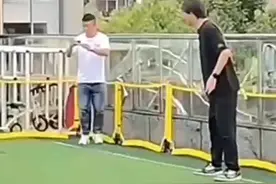 好久不见！国足前主帅李铁现身幼儿园，陪娃娃们踢比赛#足球⚽️ 