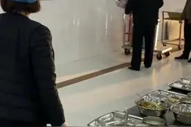3月8日，妇女节当天，山东临沂学校保安大叔给食堂阿姨送花，网友：原来歌里唱的都是真的#暖心 #人间温暖 #抖音小助手 视频封面