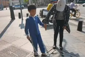妈妈教育盲童儿子走盲道，告诉他:感觉不出来就蹲下来摸一摸。视频封面