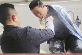 面馆老板蹲地喂无手无脚的乞丐吃面！老板：这都是举手之劳！但却给乞丐无限的温暖！#感动 #暖心 #正能量视频封面