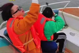 3月25日，山东。大雁列队与快艇齐飞，任由游客抚摸！网友：报告，有只在偷懒！