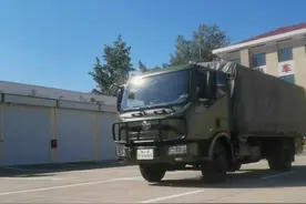 看武警战士是如何换轮胎的#致敬人民子弟兵 （杨王瀚武、孙成尧 、宋旭朋、张志超）