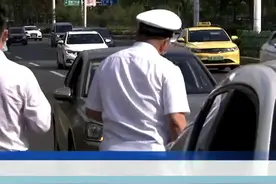 女车主：“我向右变道，他撞的我！”，男车主：“我直行，她占两股道”。宏琪：？？？ #江苏dou知道 