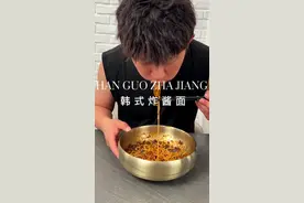 不用坐飞机，也能吃到正经的韩式炸酱面了，这个酱叫做春酱哦#炸酱面 #韩式炸酱面视频封面