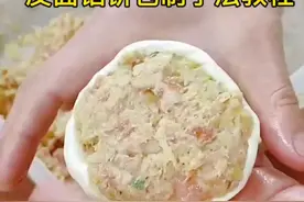 今天有一个外出务工的大哥，给我打电话 ，说看见别人摆个摊一天挣个千把块钱，自己在工厂里面只拿几千块钱 ，再说自己年龄大了，也不能一辈子给别人打工，想找我学门手艺，其实我想说，人还是要有个一技之长#馅饼#创业 #小吃创业 #创业视频封面