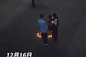 女生手捧鲜花向心爱男生表白，男生鞠躬婉拒离开。网友：果断的拒绝总比稀里糊涂在一起好。视频封面