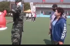 母亲在景区里遇到烈日下执勤的儿子，想给他擦汗却被拒绝了。一个军礼包含千言万语，感动！视频封面