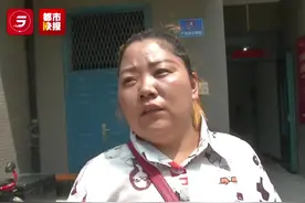 西安一小区频现高空抛物，#女子刚出单元楼被黄色液体浇一身…… 物业：调转摄像头方向，24小时监控！视频封面