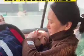 返乡途中父亲坐不住，女儿直接将爸爸抱在怀里，回家的路很远很艰难，有了女儿就变得容易了很多…#孝顺#这一路视频封面