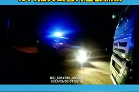 #青岛 #警察 #抓捕 #农村 5月24日，青岛市公安局黄岛分局宣布，警方打掉一个19人盗挖风化砂团伙，他们在十多天内盗挖万方风化砂。（牛志鹏 齐林新）视频封面
