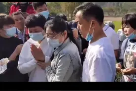 #徐剑锋回台州认亲 李芳想起和剑锋妈妈一起寻找孩子的往事泪流满面！在杨素慧墓前告慰大姐：我们大家把剑锋找回来了#dou来寻人 #永远相信美好的事情即将发生 #徐剑锋祭拜妈妈视频封面