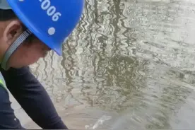 一根软管如何虹吸#抽水 #电力施工 视频封面